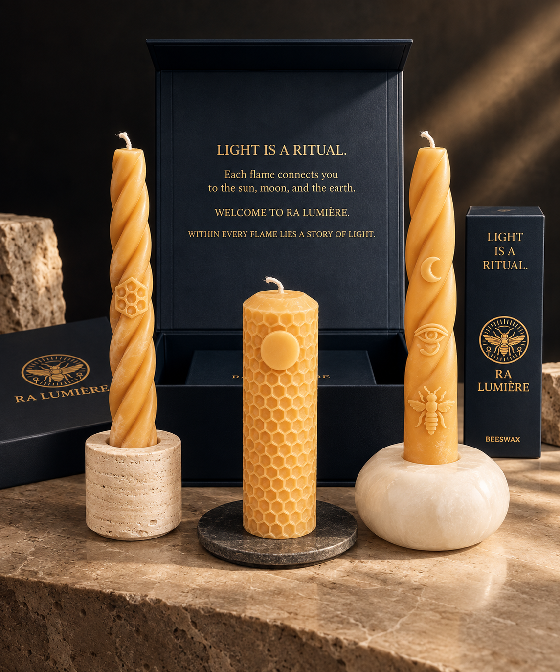 Complete Ra Lumière Ritual Set with three handmade beeswax candles, natural stone holders and luxury gift box.
Complete Ra Lumière Ritual Set met drie handgemaakte bijenwaskaarsen, natuurstenen houders en luxe giftbox.