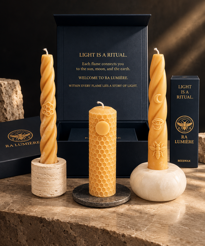 Complete Ra Lumière Ritual Set with three handmade beeswax candles, natural stone holders and luxury gift box.
Complete Ra Lumière Ritual Set met drie handgemaakte bijenwaskaarsen, natuurstenen houders en luxe giftbox.